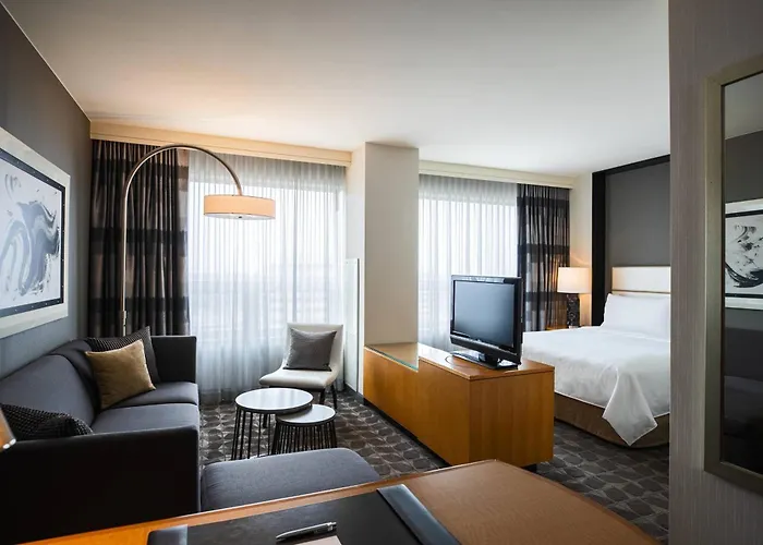 Pet Friendly hotel: Renaissance Chicago O'Hare Suites Hotel